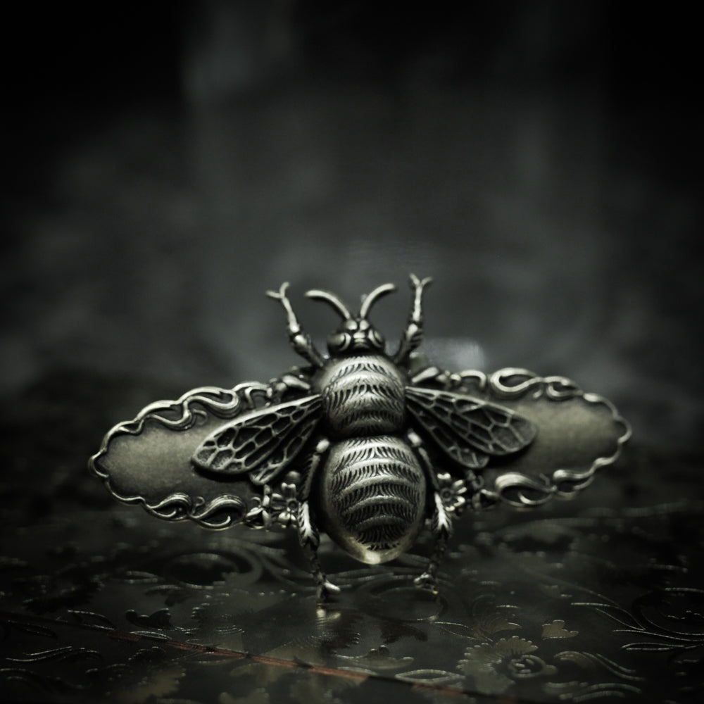 Bee statement ring